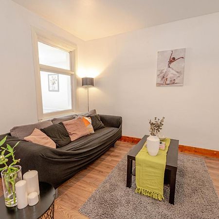 Beautiful 4 Bedrooms House, 7 Walk To Train Station พลัมสเตด ภายนอก รูปภาพ