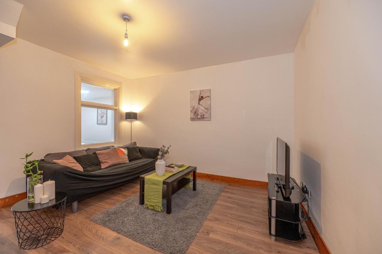 Beautiful 4 Bedrooms House, 7 Walk To Train Station พลัมสเตด ภายนอก รูปภาพ