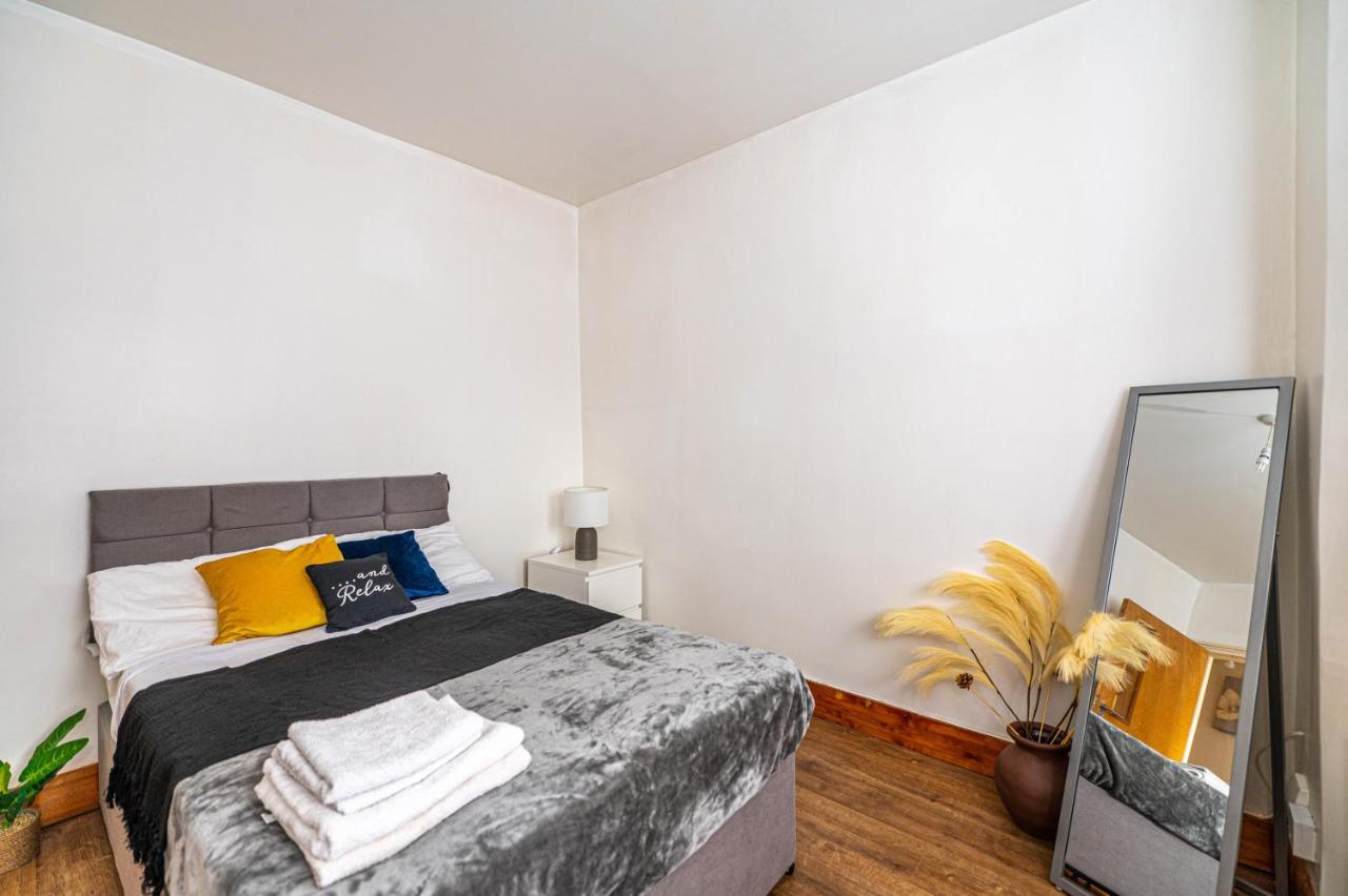 Beautiful 4 Bedrooms House, 7 Walk To Train Station พลัมสเตด ภายนอก รูปภาพ