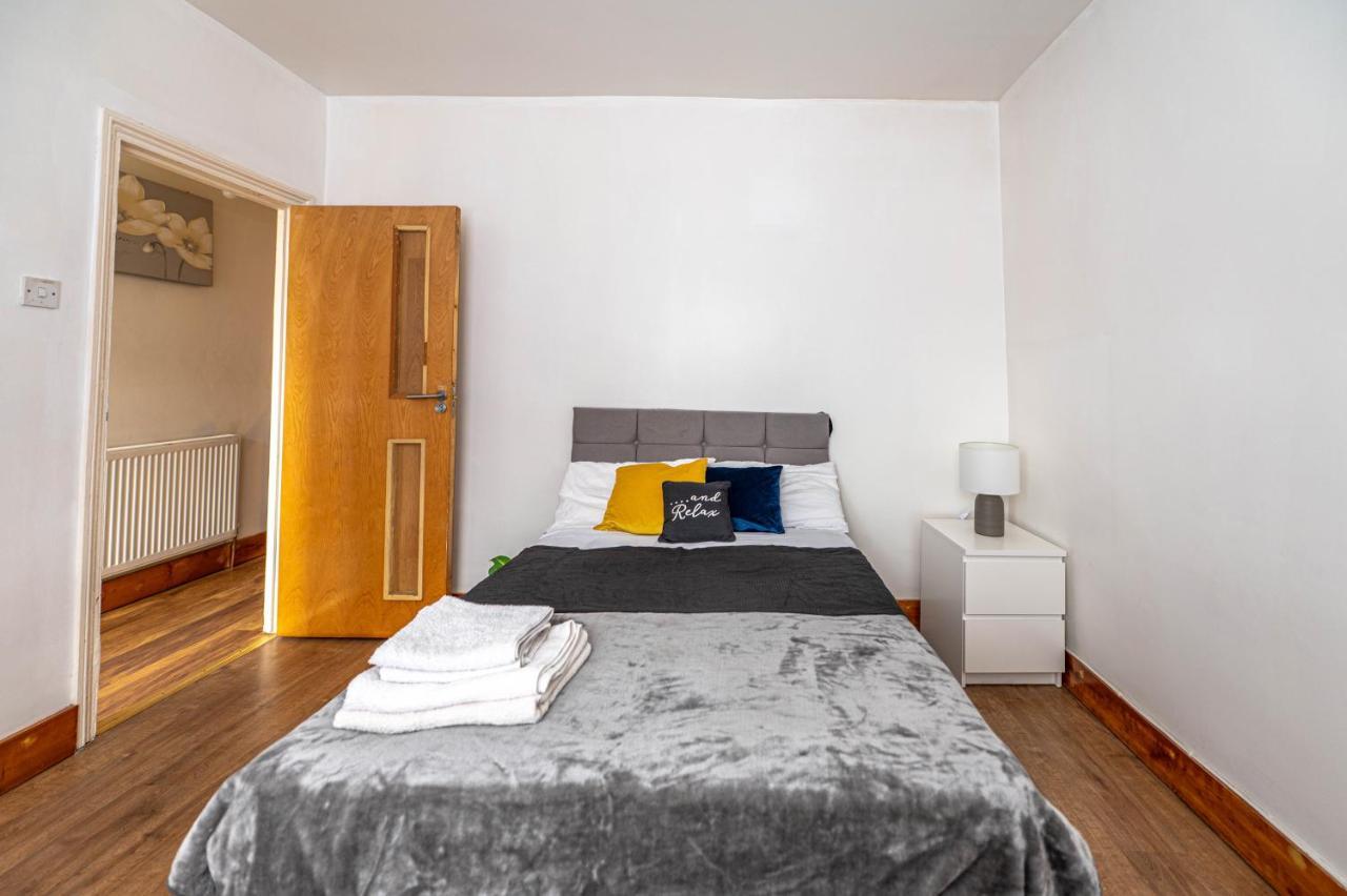 Beautiful 4 Bedrooms House, 7 Walk To Train Station พลัมสเตด ภายนอก รูปภาพ