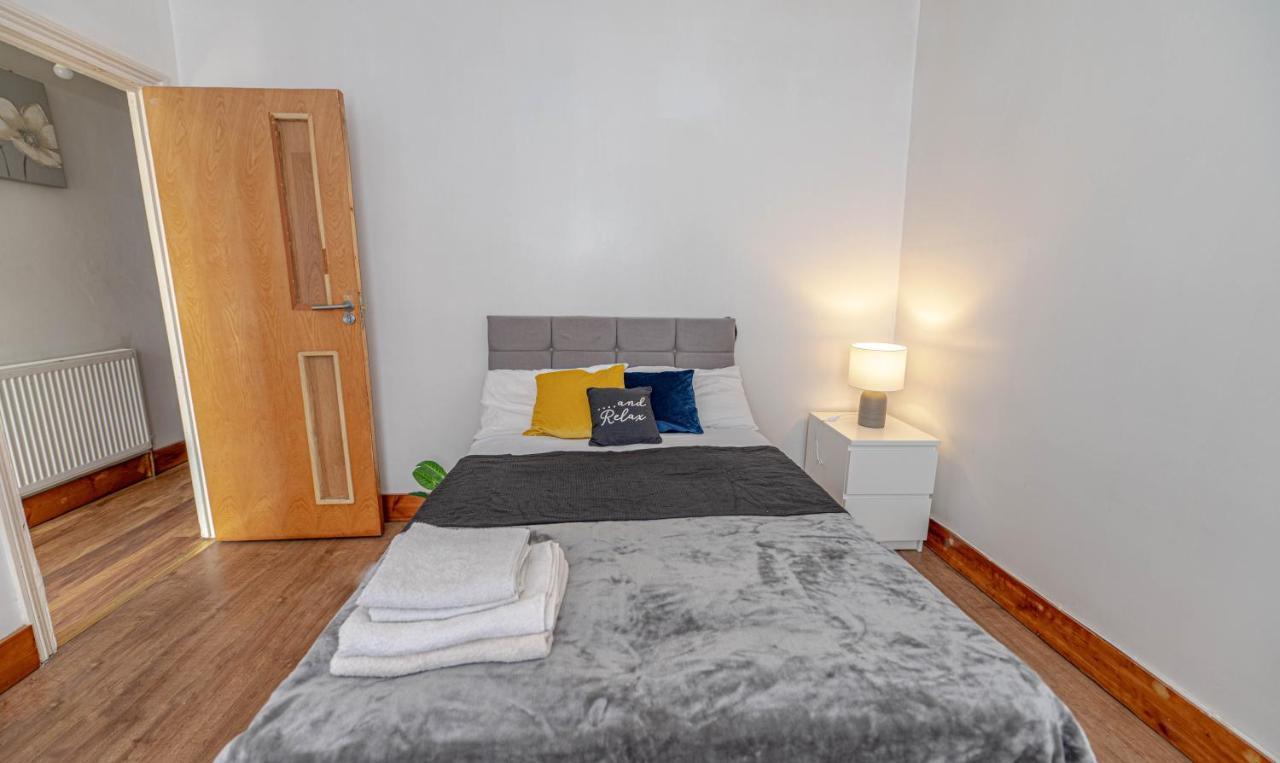Beautiful 4 Bedrooms House, 7 Walk To Train Station พลัมสเตด ภายนอก รูปภาพ