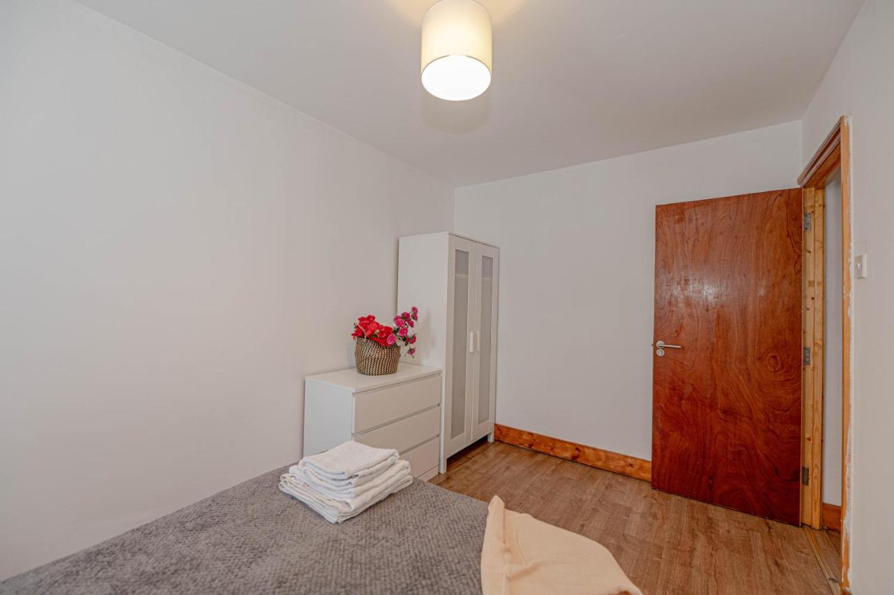 Beautiful 4 Bedrooms House, 7 Walk To Train Station พลัมสเตด ภายนอก รูปภาพ