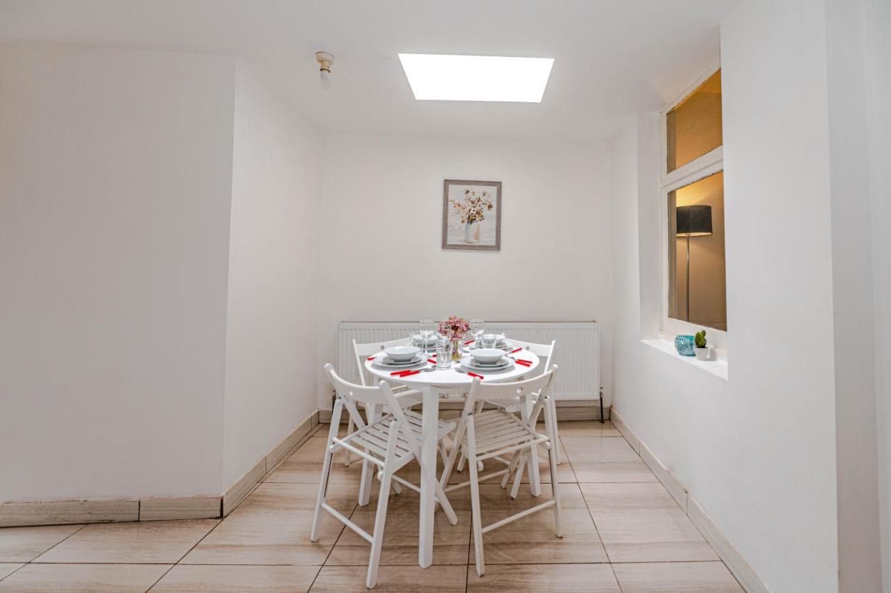Beautiful 4 Bedrooms House, 7 Walk To Train Station พลัมสเตด ภายนอก รูปภาพ