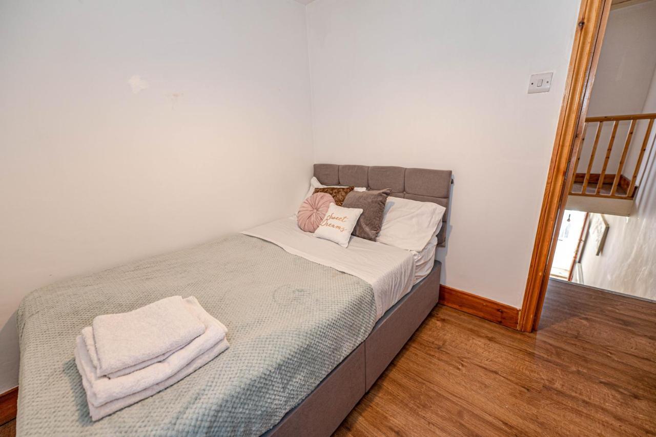 Beautiful 4 Bedrooms House, 7 Walk To Train Station พลัมสเตด ภายนอก รูปภาพ