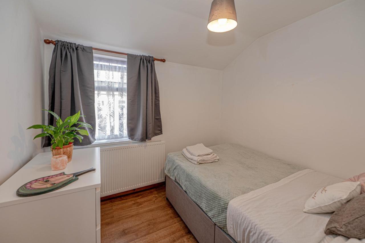 Beautiful 4 Bedrooms House, 7 Walk To Train Station พลัมสเตด ภายนอก รูปภาพ