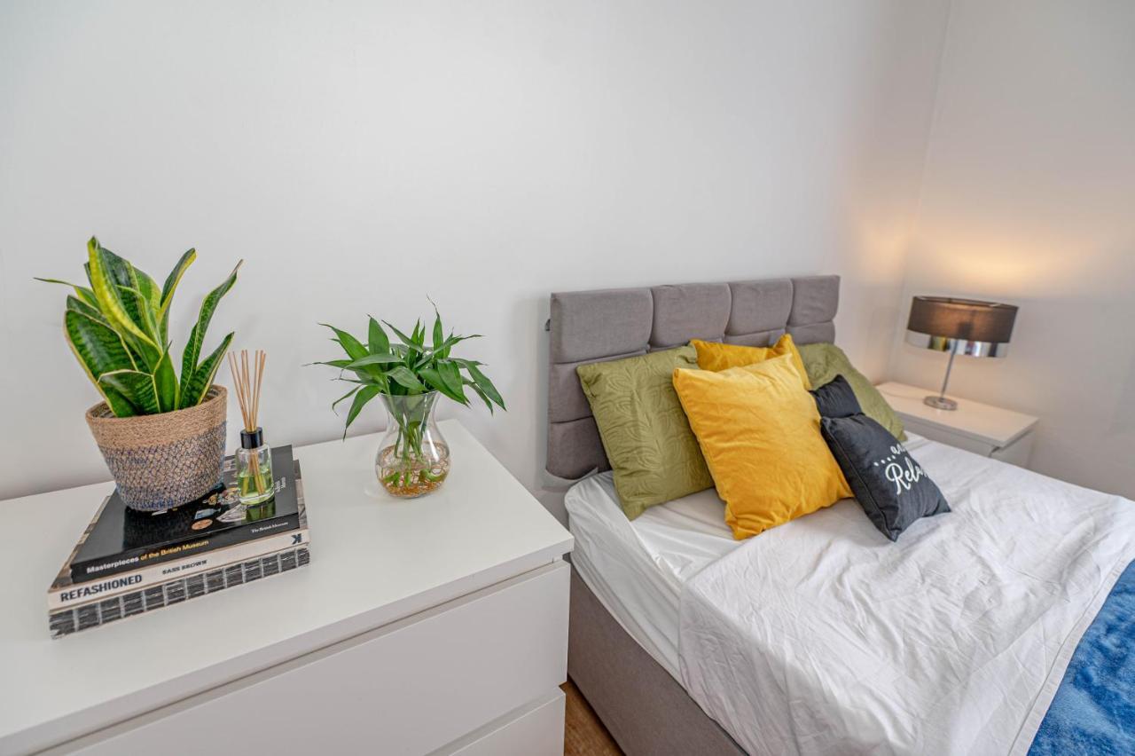 Beautiful 4 Bedrooms House, 7 Walk To Train Station พลัมสเตด ภายนอก รูปภาพ