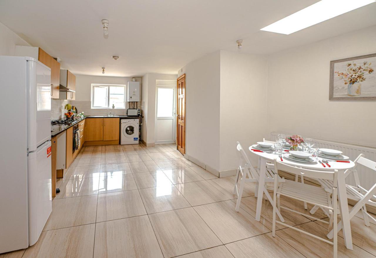 Beautiful 4 Bedrooms House, 7 Walk To Train Station พลัมสเตด ภายนอก รูปภาพ