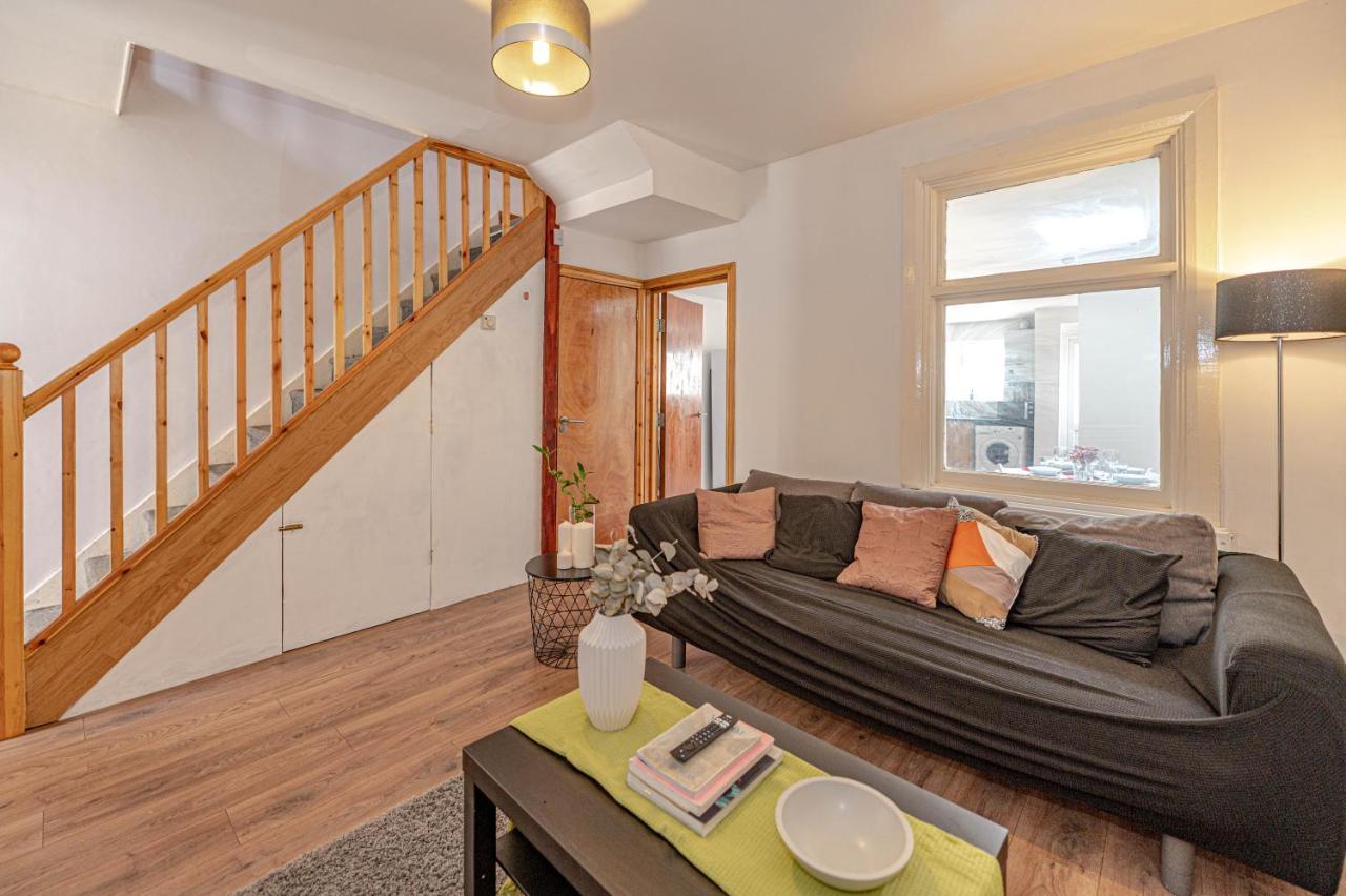 Beautiful 4 Bedrooms House, 7 Walk To Train Station พลัมสเตด ภายนอก รูปภาพ