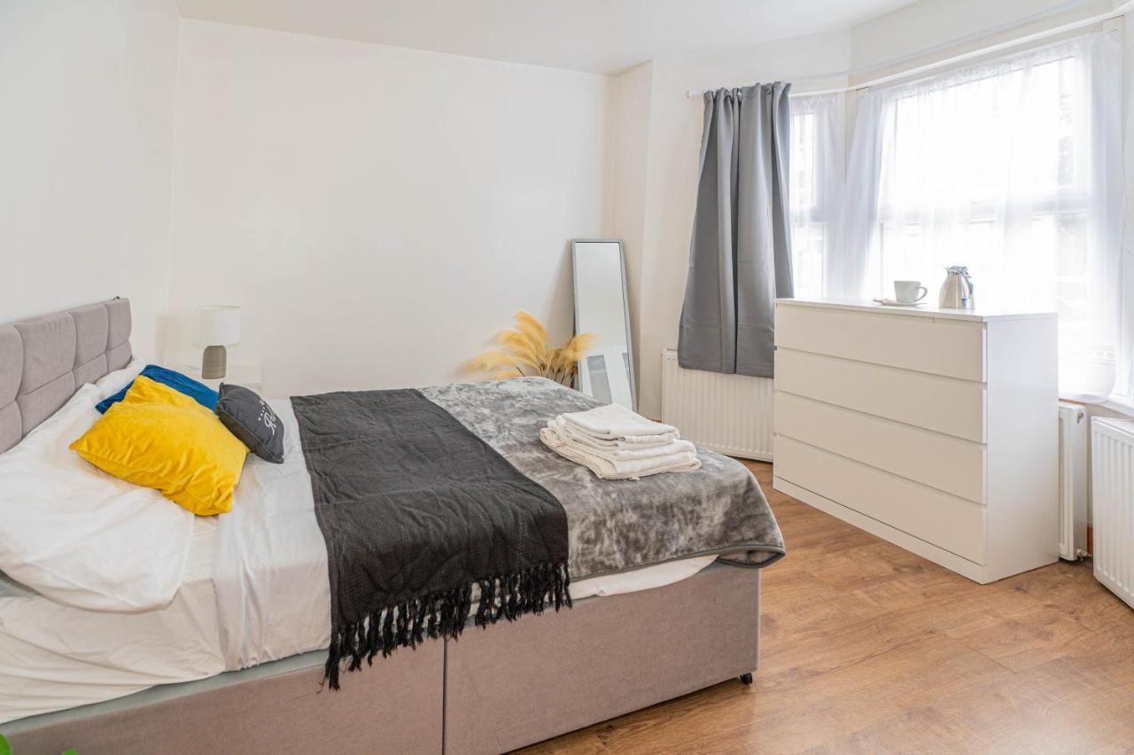Beautiful 4 Bedrooms House, 7 Walk To Train Station พลัมสเตด ภายนอก รูปภาพ