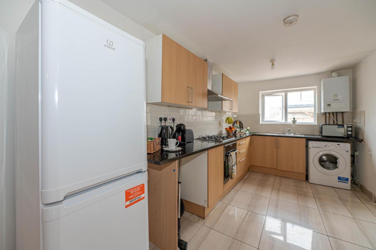 Beautiful 4 Bedrooms House, 7 Walk To Train Station พลัมสเตด ภายนอก รูปภาพ